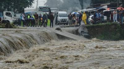 Unas pocas horas de lluvia provocaron que el vado se anegara, impidiendo el paso.