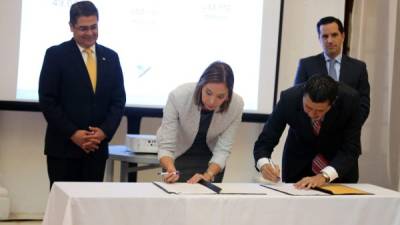 El presidente de Honduras, Juan Orlando Hernández, observa el momento de la firma del importante convenio de ejecutivos de Cervecería Hondureña.