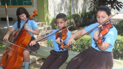 Tres estudiantes practican en la Escuela de Música Victoriano López. Foto: Jorge Monzón