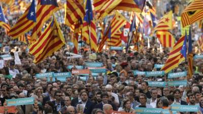 Miles de manifestantes se volcaron a las calles durante el fin de semana para rechazar la intervención de la autonomía catalana.