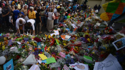 Miles de personas le rindieron ofrendas florales al expresidente de Sudáfrica Nelson Mandela.