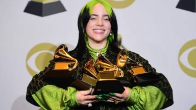 La cantante Billie Eilish posa con sus Grammy a Album del Año, Grabación del Año, Mejor Artista Nuevo, Canción del Año y Mejor Álbum Pop Vocal en los Grammy Awards 2020- FREDERIC J. BROWN / AFP