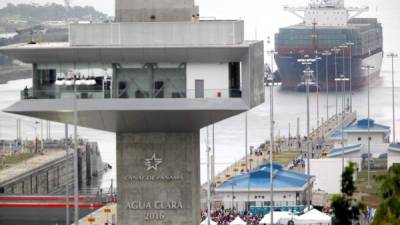El buque Cosco Shipping Panamá realiza el tránsito inaugural por la esclusa de Agua Clara en el Canal de Panamá Ampliado. EFE/Alejandro BolÌvar