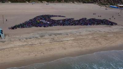 Fotografía cedida por Kids Ocean Day donde se muestra una vista general de los estudiantes de más de 35 escuelas que se congregaron en la playa estatal de Dockweiler, al suroeste de Los Ángeles (EE.UU.), como parte de una celebración por la vigésimo quinta edición del Día Infantil del Océano.