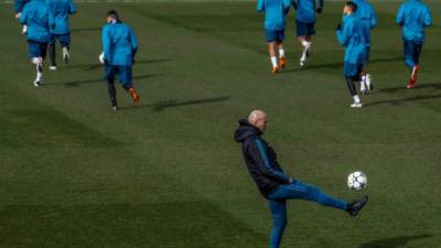 El entrenador del Real Madrid, Zinedine Zidane, durante el entrenamiento de esta mañana para preparar el partido que disputarán mañana en los octavos de final de la Liga de Campeones contra el Paris Saint Germain. EFE