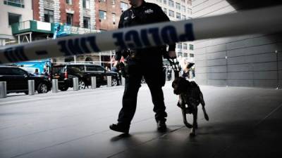 Policías en las afueras del edificio Time Warner Center de Nueva York. Foto: AFP