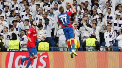 El delantero del CSKA de Moscú Arnór Sigurdsson (d) celebra su gol, tercero del equipo ante el Real Madrid, durante el partido de la sexta jornada de la fase de grupos de la Liga de Campeones que Real Madrid y CSKA de Moscú disputan ayer en el estadio Santiago Bernabéu.EFE