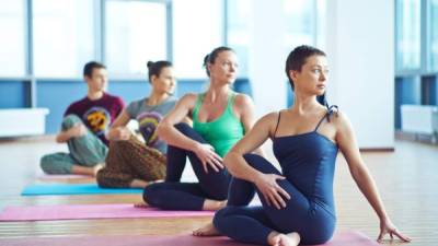 Las posturas estándar de yoga y técnicas de postura y el control de la respiración fortalecen en suelo pélvico.