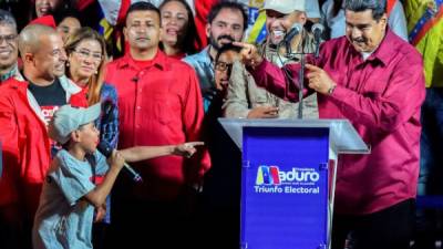 El clientilismo hacia los grupos que lo apoyan evitan hasta ahora la caída de Maduro.