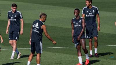 Los delanteros del Real Madrid; Mariano Díaz Mejía (2i espaldas) , y el brasileño Vinicius Jr (2d), entre otros jugadores, durante el entrenamiento del equipo blanco en la Ciudad deportiva en Valdebebas para preparar el partido contra el Sevilla. EFE