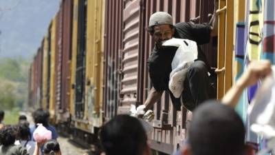 Miles de migrantes viajan cada año en el tren de mercancías llamado La Bestia a través de México hacia Estados Unidos. EFE.