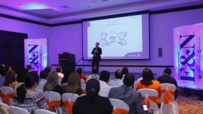 El expositor Julio Zelaya durante su charla en San Pedro Sula.