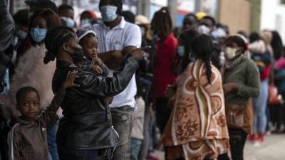Migrantes haitianos esperan para presentar su solicitud de asilo en Tapachula, México.