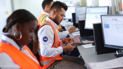 Agentes aduaneros verificando documentos.