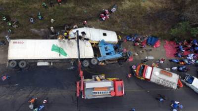 Una foto aérea muestra la magnitud del impacto entre la rastra cargada de melones y el bus en el que viajaban 58 personas.