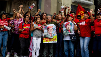 CAR09. CARACAS (VENEZUELA), 19/11/2013.- Un grupo de personas celebra la aprobación de la Ley Habilitante para el presidente de Venezuela, Nicolás Maduro, hoy, martes 19 de noviembre de 2013, en Caracas (Venezuela). El Parlamento de Venezuela aprobó hoy en la segunda y última votación una ley que otorga poderes especiales a Maduro para gobernar por decreto durante un año, con los que el mandatario ha prometido poner en marcha un plan contra la corrupción y tomar medidas para equilibrar la economía. EFE/Miguel Gutiérrez