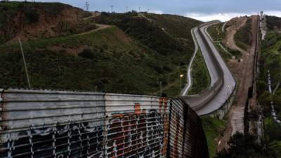 Imagen de una sección de la valla fronteriza entre México y Estados Unidos vista desde Tijuana. Foto: EFE