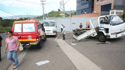 Casi destruidos quedaron un rapidito y un camión tras chocar.