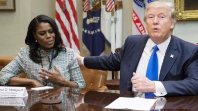 En la imagen, el presidente estadounidense, Donald Trump (d), junto a su principal exasesora afroamericana Omarosa Manigault Newman (i). EFE/Archivo