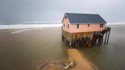 En Virginia, estado vecino a Carlina del Norte, se sienten ya condiciones de tormenta tropical, según el boletín.