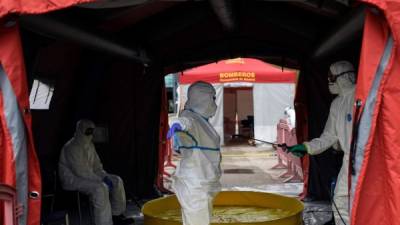 Personal médico se protege con un traje especial para envitar el contagio del coronavirus en Madrid. Foto: AFP