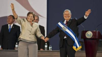 La primera dama Margarita Villalta, y su esposo Salvador Sánchez Cerén en la ceremonia de juramentación del mandatario.