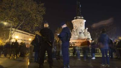 La policía no reportó heridos tras el incidente en la Plaza de la República en París.