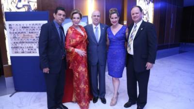 Óscar Aguilar, Annamaría y Eduardo Kafati con María Luisa y Abraham Wolozny.