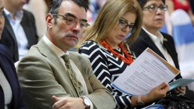 El presidente de la CIDH, James Cavallaro, y la representante de la Organización de Estados Americanos en Honduras, Claudia Barrientos en la presentación del informe. EFE
