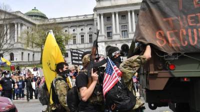 Personas participan en una manifestación para protestar contra las medidas de aislamiento en EEUU. Foto: AFP