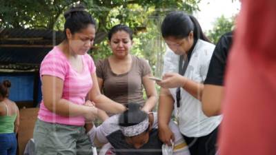 Familiares de la víctima lloran el deceso de forma violenta.