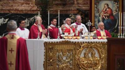 El papa Francisco oficia hoy una misa por los cardenales y obispos fallecidos durante el año en la Basílica de San Pedro en el Vaticano. EFE.