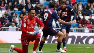 GRAF6758. MADRID, 06/04/2019.- El delantero del Eibar Marc Cardona (d) celebra su gol marcado al portero costarricense del Real Madrid Keylor Navas (i), junto a su compañero Sergi Enrich (c), durante el partido de la trigésima primera jornada de liga que se disputa en el estadio Santiago Bernabéu. EFE/Juan Carlos Hidalgo