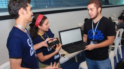 Álvaro, Nicole y Alejandro explican los planos de su proyecto y el funcionamiento de las gafas virtuales. Foto: Jorge Monzón.