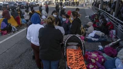 Los padres deportados ingresarán hoy a EEUU por los puntos fronterizos en Texas y California./AFP.