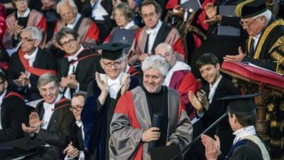 Fotografía facilitada por la Universidad de Oxford del cineasta, guionista y productor español Pedro Almodóvar, en la ceremonia en la que se le ha conferido hoy el grado de doctor honoris causa en Humanidades por su 'eminente' labor en el área del cine. EFE/John Cains