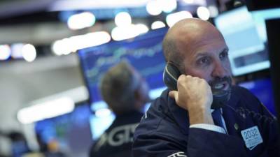 NEW YORK, NEW YORK - JANUARY 03: Traders work on the floor of the New York Stock Exchange (NYSE) on January 03, 2020 in New York City. Following news that the U.S. military killed Qassem Soleimani, the leader of Irans elite paramilitary forces, global stocks and oil prices fell with the Dow falling over 220 points. Spencer Platt/Getty Images/AFP== FOR NEWSPAPERS, INTERNET, TELCOS & TELEVISION USE ONLY ==