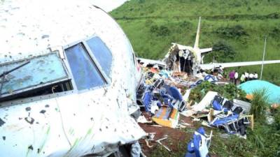 La cabina quedó a varios metros de distancia del resto del aparato, así como los asientos, partes del fuselaje y prendas de ropa que terminaron diseminados sobre el barro.