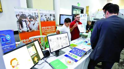 Instituciones estatales y cooperantes expusieron ayer los avances de Honduras para conectar a internet a los centros escolares para mejorar la enseñanza.