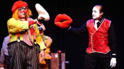 Tricutú y Darel son parte de un show de Proyecto Teatral Futuro que incluye marionetas.