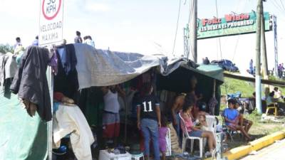 Familias afectadas por las inundaciones en las inmediaciones del puente La Democracia en El Progroso, Yoro.