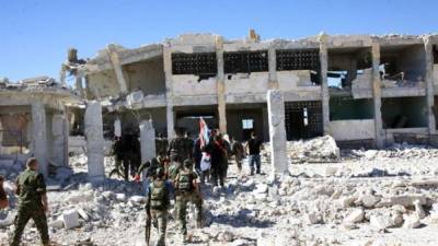 Aviones de guerra sirios y rusos prosiguieron hoy sus intensos bombardeos contra los barrios del este de Alepo, controlados por la oposición armada, mientras que los combates se recrudecieron en el norte de la urbe.