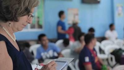 Lisa Haugaard, de la misión internacional, evalúa procesos en el centro del migrante en el Villeda. Foto: Melvin Cubas