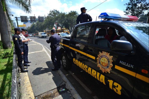 Personal de la División de Seguridad Turística de la Policía en apoyo con los agentes policiales detuvieron al hondureño.
