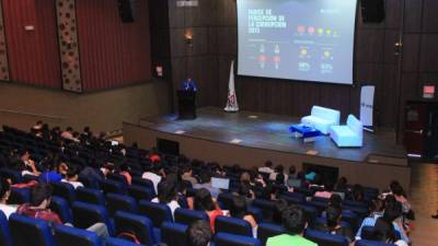 Decenas acudieron ayer a la jornada de la tarde en Unitec. Foto: Jorge Monzón