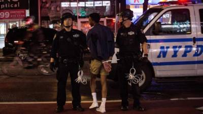 Un manifestante fue arrestado después del toque de queda impuesto por las autoridades en Manhattan el pasado 3 de junio. Foto: EFE/Referencial