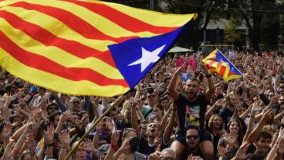 Los catalanes se manifestaron ayer en Barcelona para protestar por la actuación de la Policía española y la Guardia Civil en el referendo del domingo.