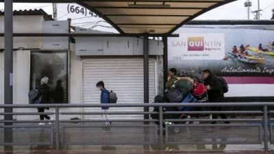 Viajeros caminan por el carril peatonal que se dirige a los EEUU en el puerto de entrada de San Ysidro en la frontera en Tijuana. Foto: AFP