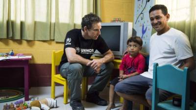 El actor Ben Stiller (i) junto a un padre y su hijo en un refugio de tránsito llamada 'Casa del Migrante', en Santa Elena, Ciudad de Guatemala. Foto EFE/ ACNUR