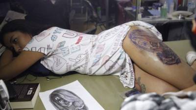Una mujer se hace tatuar durante la segunda edición de la Convención de Tatuajes que se lleva desarrolla los días 10 y 11 de febrero en Ciudad de México.